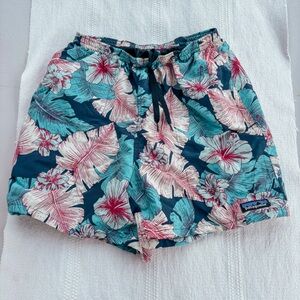Patagonia Men's Baggies Shorts in the Hawaiian Hibiscus pattern size small